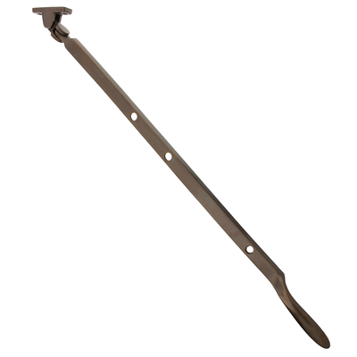 Langer Fensterfeststeller Modell A7862 in antiker Messing-Ausführung. 460 mm Aufspreizstange mit Lochschiene und Arretierstiften für den Holzrahmen.